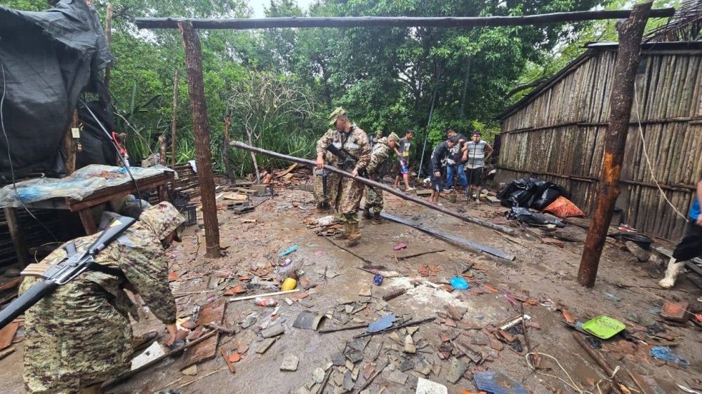 Elementos de la Fuerza Armada removiendo escombros de una vivienda colapsada en San Luis La Herradura. / FUERZARMADASV,image_description: