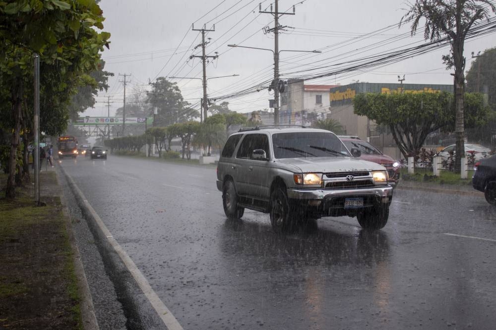 El Ministerio de Medio Ambiente advierte alta probabilidad de deslizamientos en carreteras. / Archivo DEM.,image_description: