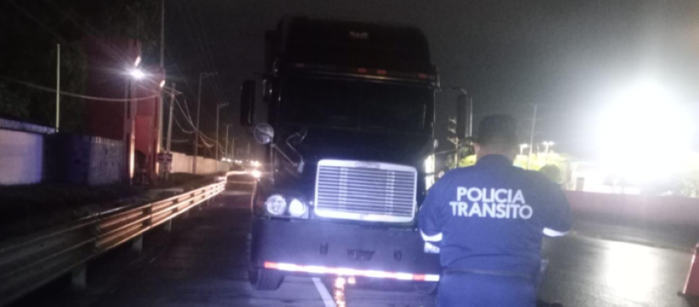 Un hombre murió atropellado en el kilómetro 29 de la carretera Panamericana, San Juan Opico, La Libertad Centro/ Foto cortesía PNC.,image_description: