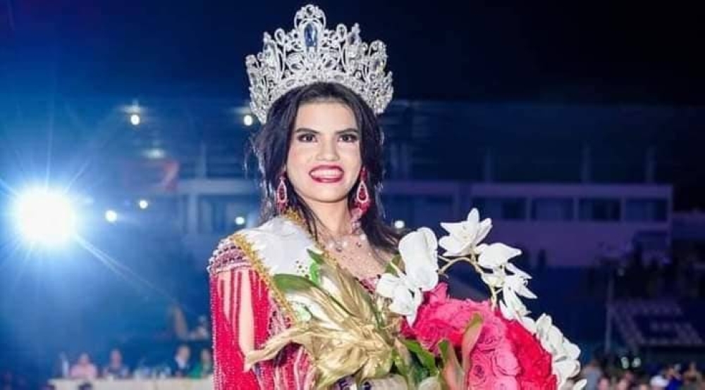 Julissa Díaz, de 18 años, se convirtió esta madrugada en la nueva imagen del carnaval, tras una emocionante competencia.,image_description: