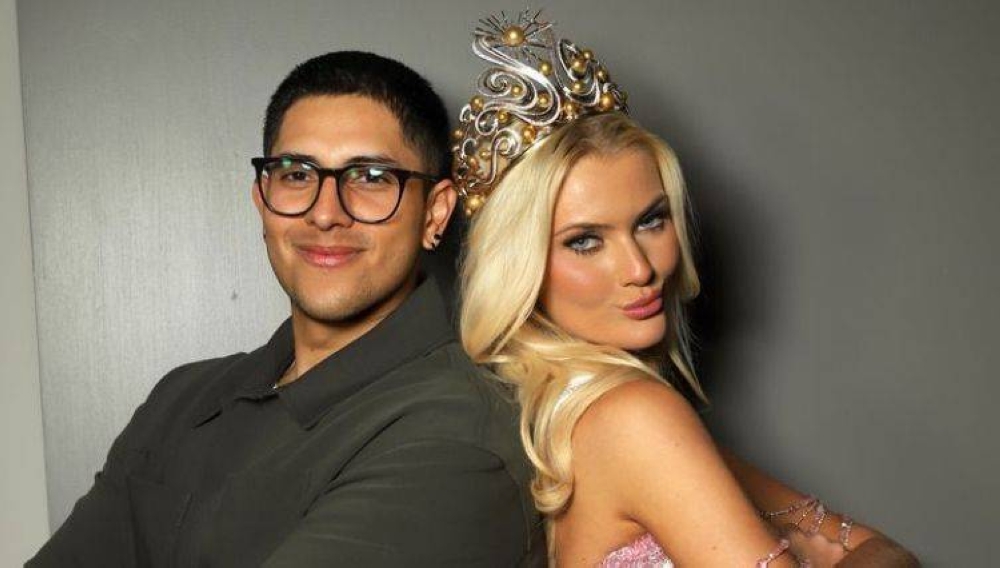 El salvadoreño junto a la nueva reina de la belleza universal.,image_description: