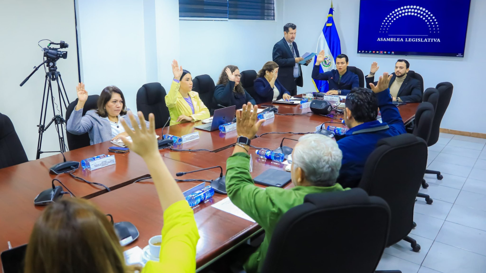 La Comisión de Hacienda de la Asamblea Legislativa aprueba el dictamen favorable de ratificación del préstamo por 50 millones del CAF. / AsambleaSV.,image_description: