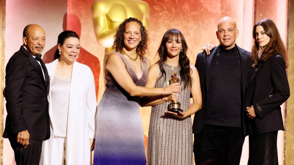 Las hijas de Quincy Jones, Martina Jones y la actriz y cineasta Rashida Jones (centro) y Kenya Kinski-Jones (de negro), recibieron el premio. Photo by Etienne LAURENT / AFP