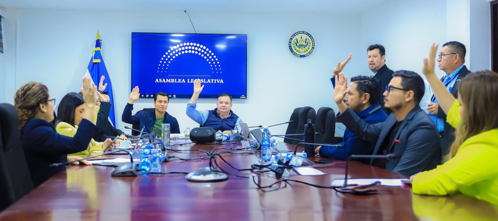 Diputados de la Comisión de Hacienda de la Asamblea Legislativa aprueban dictamen favorable de una segunda versión del decreto transitorio de la ANDA. / AsambleaSV.,image_description: