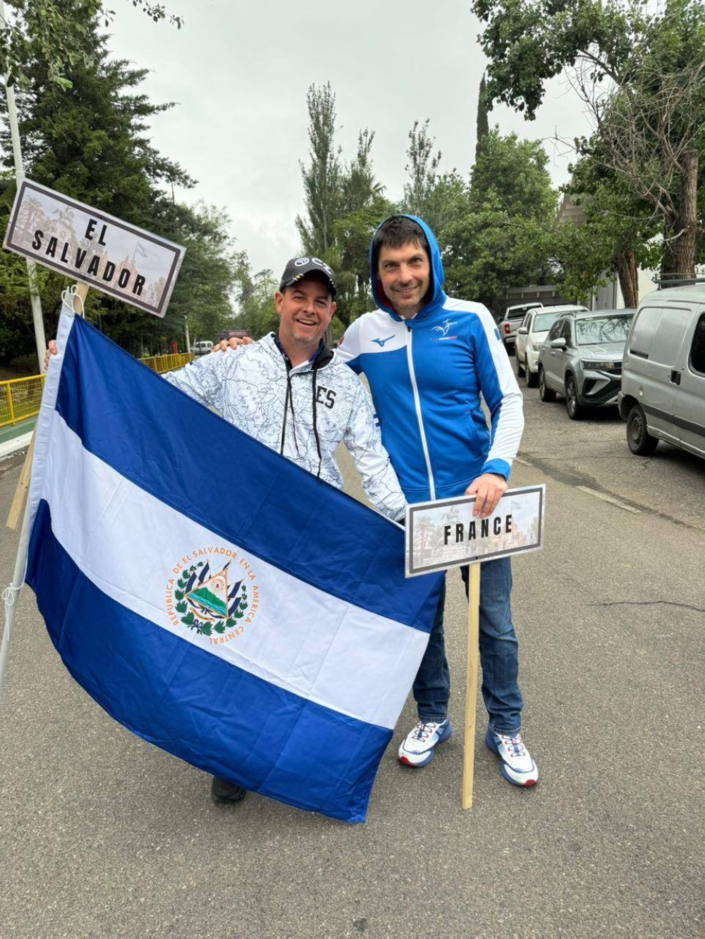 El salvadoreño Salinas junto al francés Eric Grauffel, campeón mundial. 