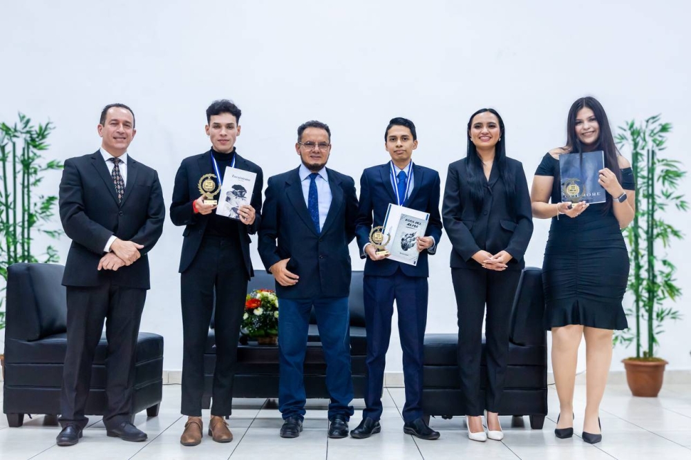 Los estudiantes premiados posan junto a autoridades de la universidad. Al centro, el primerísimo ganador David Salomón Guzmán.,image_description: