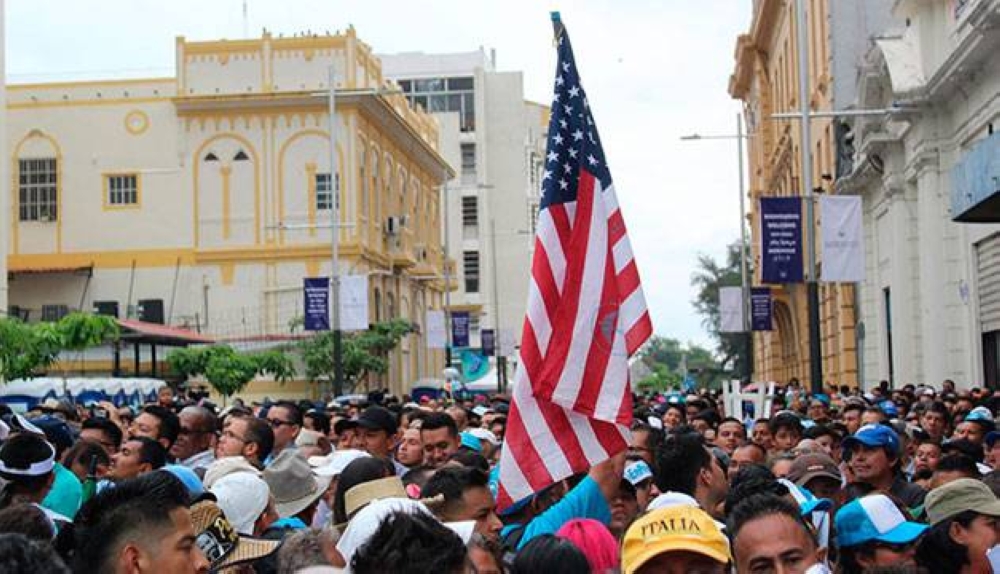 Salvadoreños residentes en Estados Unidos asistieron a la segunda toma de posesión de Nayib Bukele. Un total de 468 han aplicado a la ley que exige residir permanentemente en El Salvador según Aduanas. / DEM.,image_description: