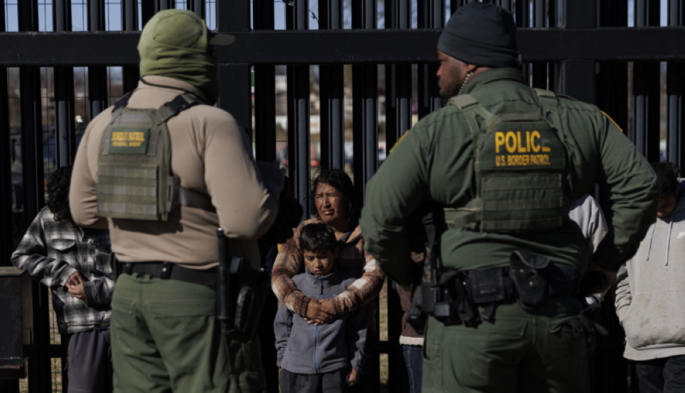 En abril Trump declaró que la guardia nacional, un cuerpo militar, debería ser capaz de hacerse cargo de las deportaciones. / AFP.,image_description: