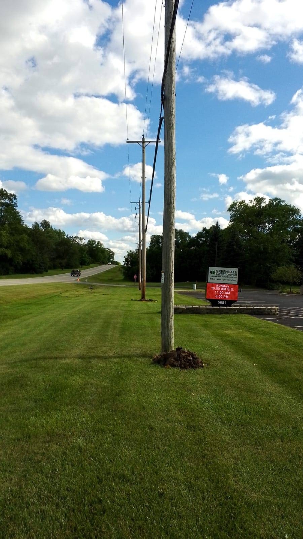 Instalación de postes de madera para electricidad en Milwaukee, Wisconsin. Cortesía