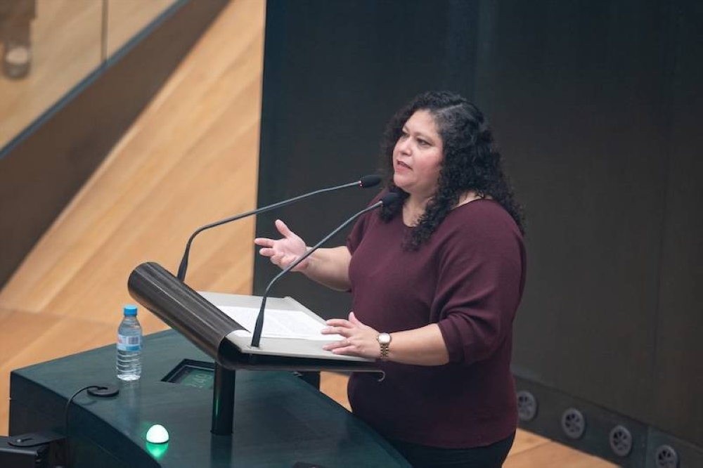 La concejala de Más Madrid, Carolina Elías, de origen salvadoreño, durante una sesión plenaria en el Ayuntamiento de Madrid. Elías denunció el lunes un ataque racista y xenofóbico de un concejal de Vox/ Europa Press ,image_description:El Pleno del Ayuntamiento de Madrid debate sobre las talas de árboles en Atocha