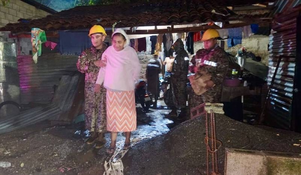 Soldados de la Fuerza Armada evacuaron a dos familias en el cantón Sirama, La Unión Sur.,image_description: