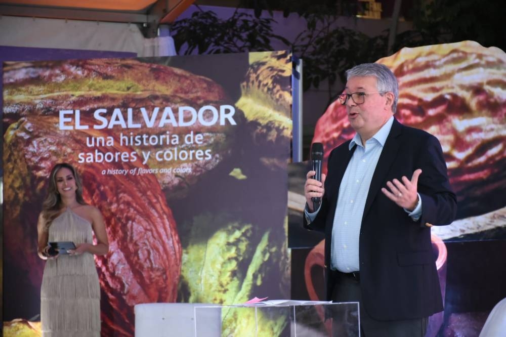 Rafael Barraza, presidente ejecutivo de Bancoagrícola, presentó la nueva 32a edición dedicada a la tradición culinaria salvadoreña.,image_description: