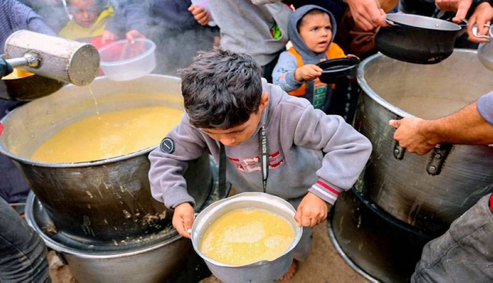 Varios funcionarios humanitarios han declarado a la AFP bajo condición de anonimato que casi la mitad de la ayuda que entra en Gaza es saqueada. / AFP,image_description: