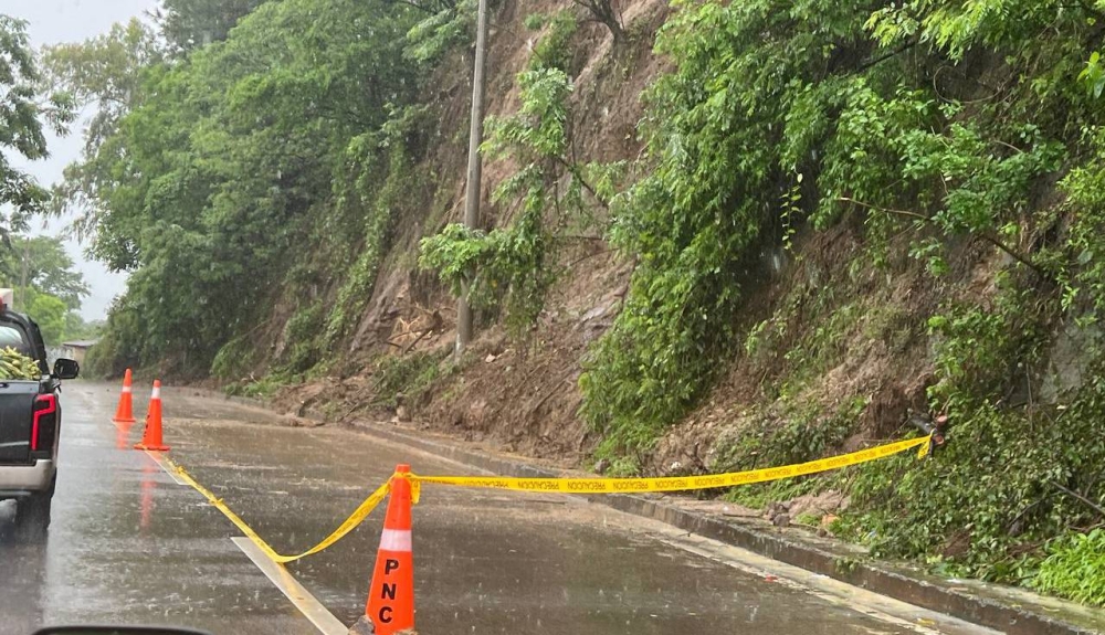 Medio Ambiente anticipa una alta probabilidad de deslizamientos y caídas de rocas en las cordilleras de Tacuba, ApanecaIlamatepec, El Bálsamo y Jucuarán también en volcán de San Vicente, complejo volcánico BerlínTecapa y volcán de Conchagua.,image_description: