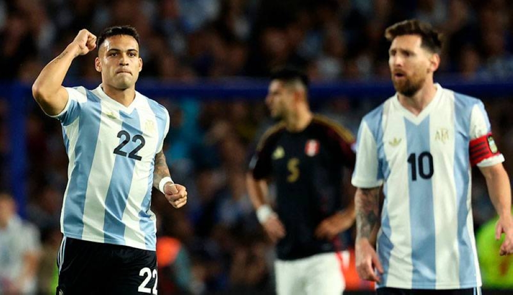 Un pase de Messi y un golazo de Lautaro Martínez sellaron la victoria de Argentina ante Perú en la Bombonera. / AFP,image_description: