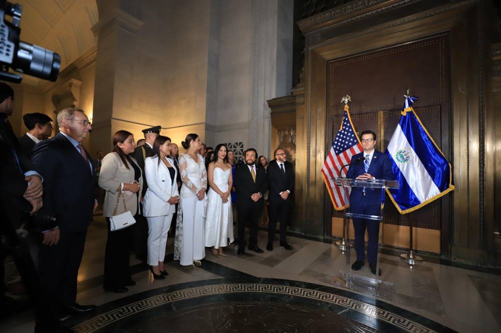 Representantes del Caucus de El Salvador en el Congreso de EEUU junto a funcionarios salvadoreños en el Archivo Nacional. / CAPRES.