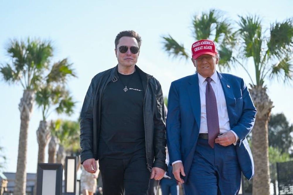 El presidente electo de Estados Unidos, Donald Trump, saluda a Elon Musk cuando llega para asistir a una visita guiada al lanzamiento del sexto vuelo de prueba del cohete Starship de SpaceX el 19 de noviembre de 2024 en Brownsville, Texas. El multimillonario propietario de SpaceX, Elon Musk, un confidente de Trump, ha sido elegido para dirigir el nuevo Departamento de Eficiencia Gubernamental junto con el ex candidato presidencial Vivek Ramaswamy. /AFP ,image_description:Donal
                            </a>
                        </div>
                        <div class=