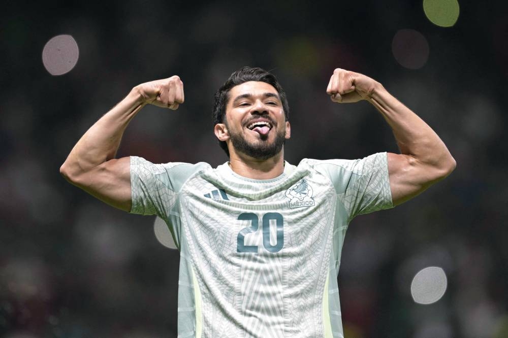 El mexicano Henry Martin celebra el segundo gol de México ante Honduras.  / AFP,image_description: