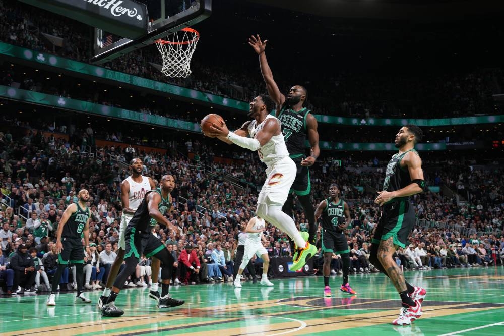 Donovan Mitchell, de Cleveland Cavaliers, a punto de encestar contra los Boston Celtics. / AFP,image_description:Cleveland Cavaliers v Boston Celtics  Emirates NBA Cup