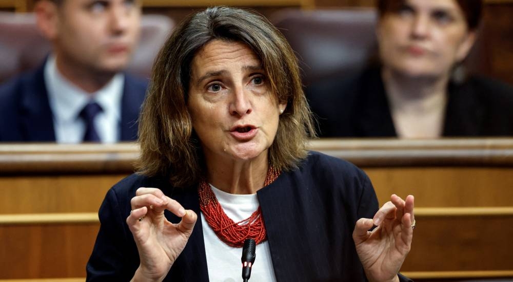 La vicepresidenta del Gobierno de España y ministra para la Transición Ecológica y el Reto Demográfico, Teresa Ribera, interviene durante una sesión plenaria en el Congreso de los Diputados/ Foto Óscar del Pozo AFP.,image_description: