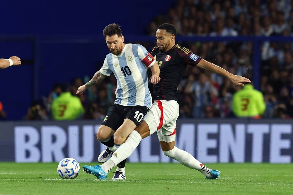 Lionel Messi y Alexander Callens en el ArgentinaPerú. / AFP,image_description: