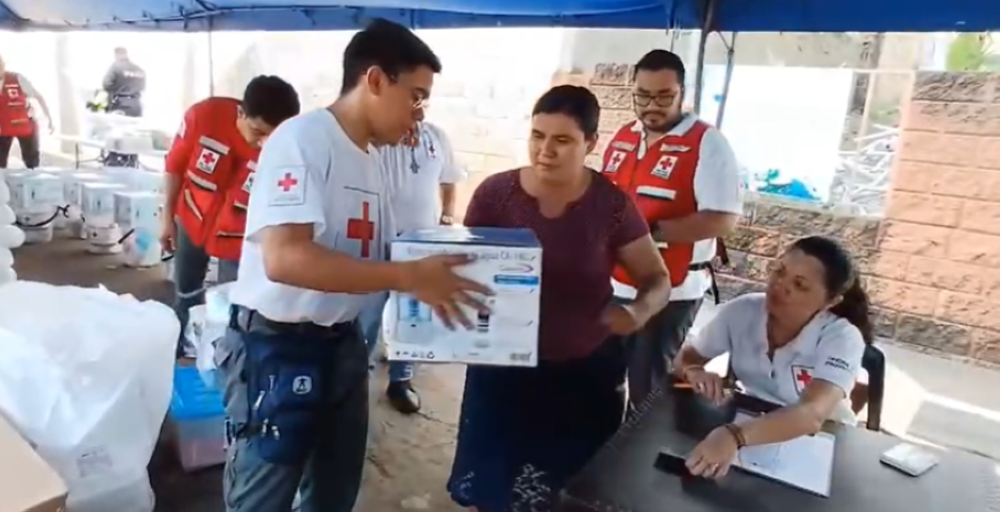 Cruz Roja detalló que los kit incluyen mosquiteros, repelentes, filtros para purificar agua, toallas sanitarias, pasta dental entre otros insumos de uso básico. /Captura de pantalla de un video difundido por Cruz Roja.,image_description: