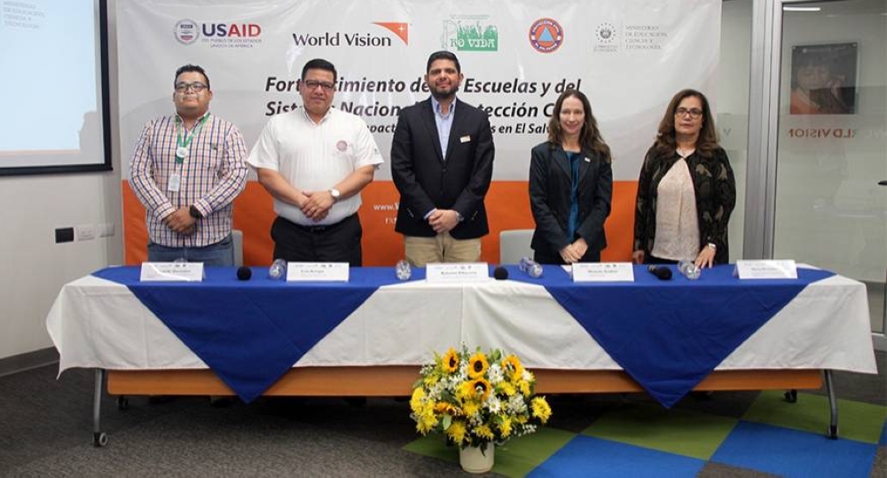 Esta iniciativa colaborará con World Vision y la Asociación Salvadoreña de Ayuda Humanitaria para fortalecer a centros educativos y el Sistema Nacional de Protección Civil. Cortesía ,image_description: