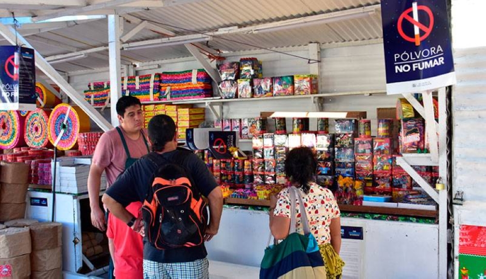 El aumento de tasas a vendedores de temporada y ambulantes fue aprobado por el concejo municipal de San Salvador Centro. / DEM.,image_description: