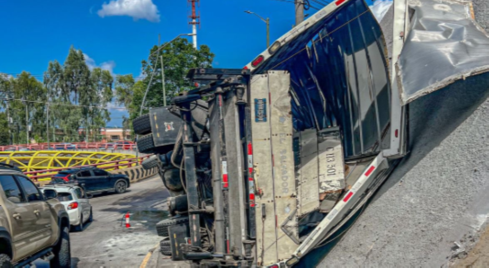 Gestores del VMT, cuerpos de socorro y Fovial se hicieron presentes en el lugar tras el siniestro/Foto cortesía SEM.,image_description: