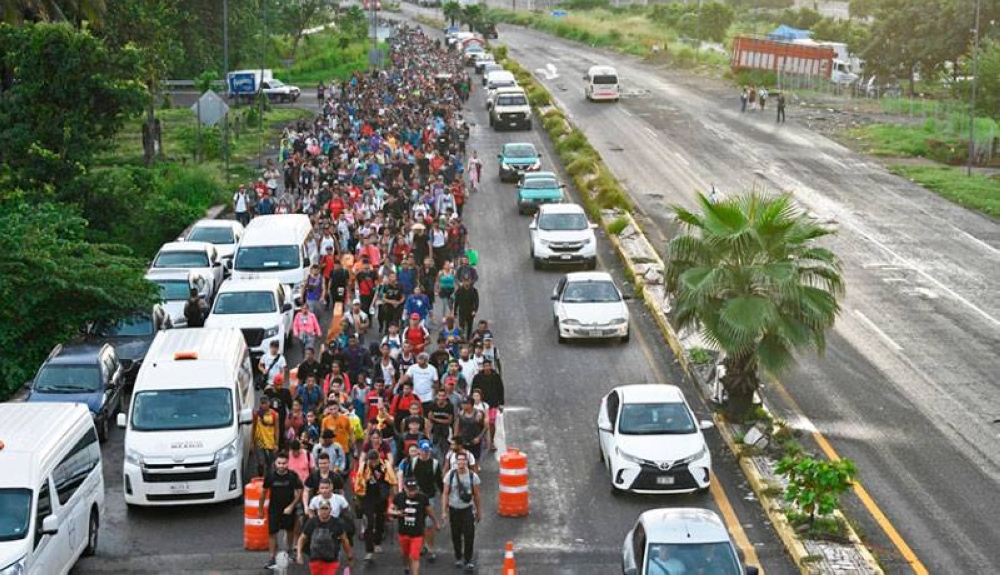 Unas 1,500 personas salieron de la ciudad mexicana de Tapachula, con rumbo a la frontera con EEUU. / AFP,image_description: