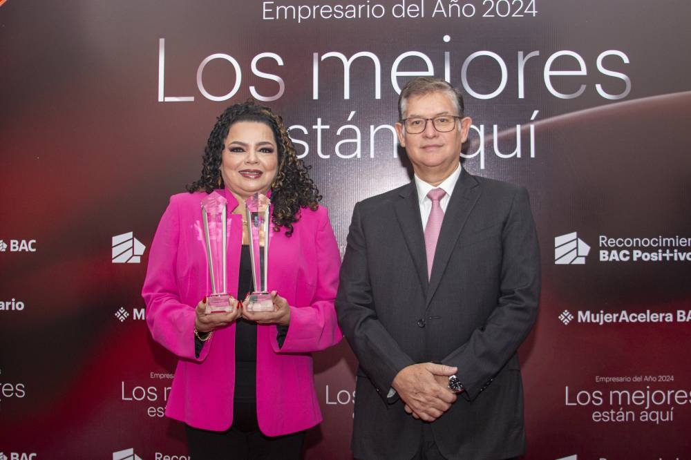 Karla Patricia Barberena de Ramírez, fundadora de KPBM Care Professional, recibe el premio u201cEmpresario del añou201d y u201cMujer Acelerau201d, del presidente de BAC, Fernando González, durante la edición 17 denominada u201clos mejores están aquíu201d. /Lisbeth Ayalan,image_description: