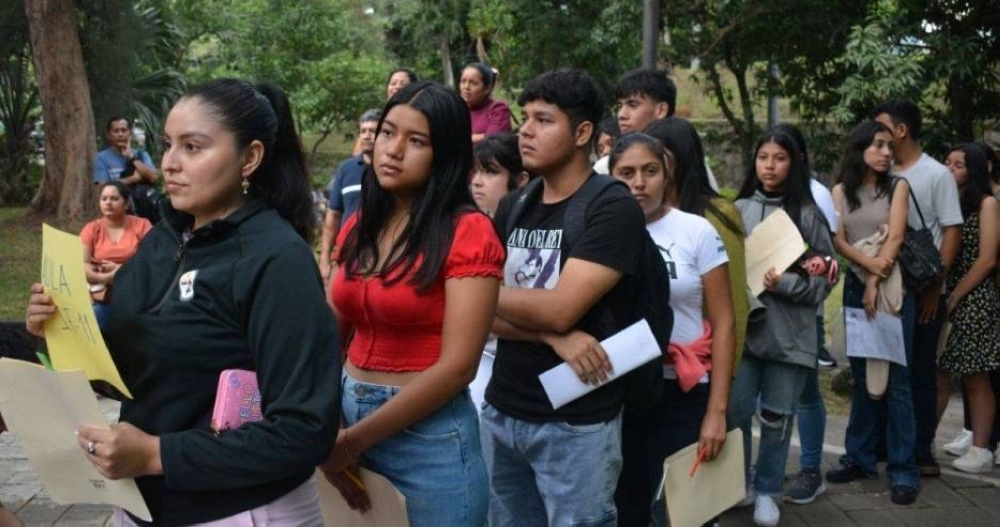 La cantidad de interesados por ingresar a la UES bajó de 22,000 a 18,000 según el vicerrector administrativo. Los examinados fueron aun menos. / DEM.,image_description: