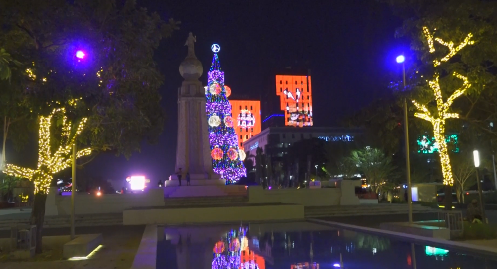 La instalación del árbol de Navidad es un proyecto en cooperación entra la panadería San Martín y la alcaldía de San Salvador Centro. / Prensa San Salvador Centro.,image_description: