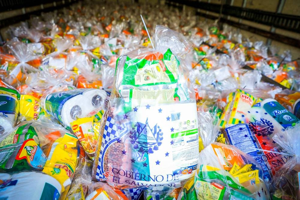 El presidente de la república anunció la entrega de 5,000 paquetes a agricultores que perdieron cultivos por la tormenta Sara/ Foto cortesía.,image_description: