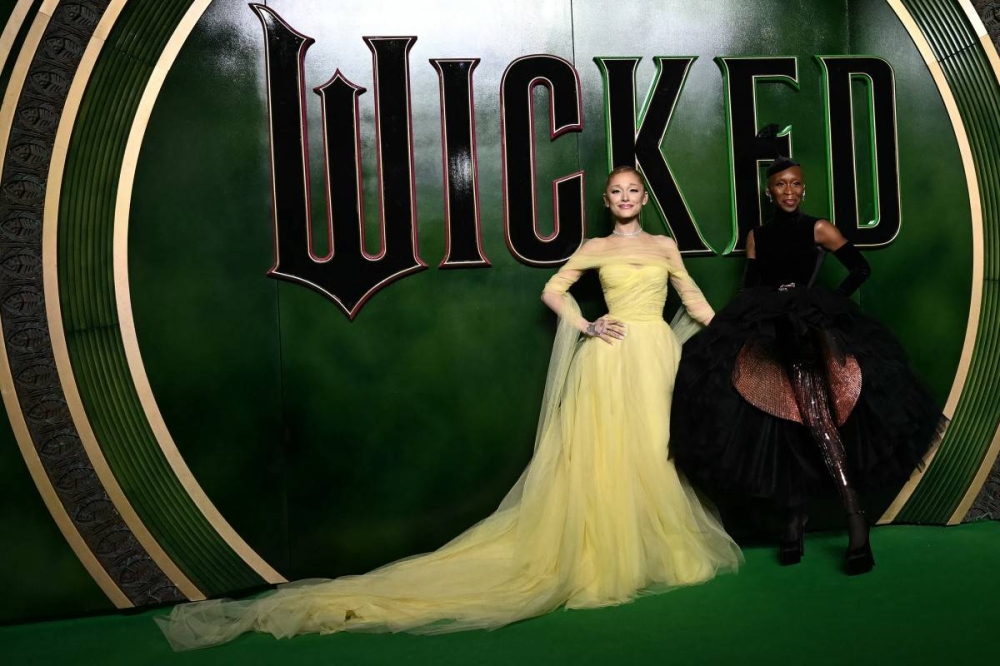 La cantante y actriz estadounidense Ariana Grande y la nigerianabritánica Cynthia Erivo en la premier londinense de Wicked este lunes. Photo by Ben STANSALL / AFP,image_description: