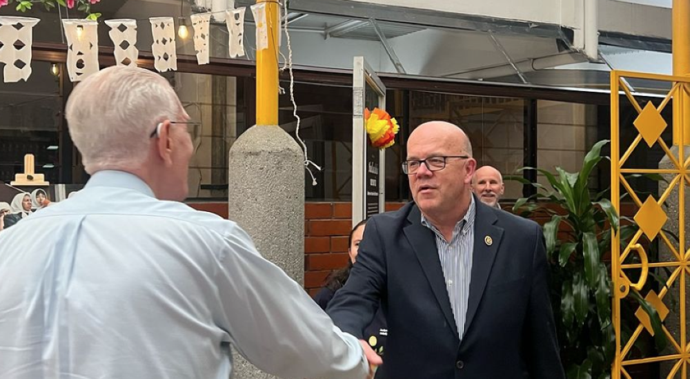 El congresista James McGovern en el Centro Monseñor Romero de la UCA, durante el 35 aniversario de los mártires de la UCA. / Centro Monseñor Romero de la UCA.,image_description: