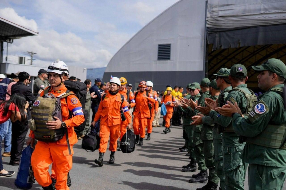 Hoy por la tarde, regresa el segundo vuelo con el resto del contingente de rescatistas salvadoreños. / Cortesía.n,image_description: