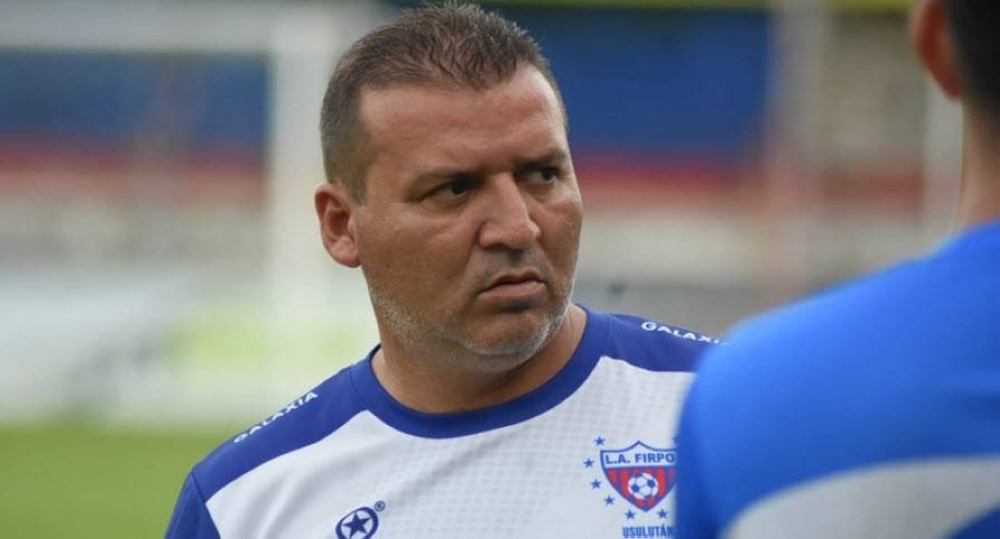 Gabriel Álvarez, entrenador de Luis Ángel Firpo. ,image_description: