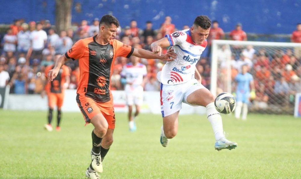 Julio Sibrián y Styven Vásquez en el duelo anterior entre aguiluchos y pamperos. ,image_description: