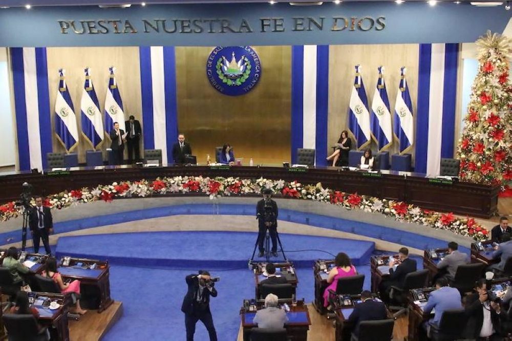 La Asamblea Legislativa aprobó dos leyes el jueves: una que regulará a las cooperativas o su adaptación a bancos cooperativos y otra que regulará las sociedades de ahorro y crédito, que buscan por definición el respaldo a la actividad económica de las empresas. / Lisbeth Ayala.,image_description: