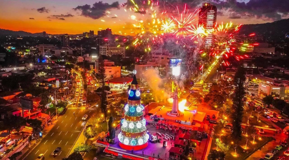 Desde 2013, el árbol de navidad más grande de El Salvador brilla en la Plaza del Divino Salvador del Mundo. Foto: Alcaldía SS,image_description: