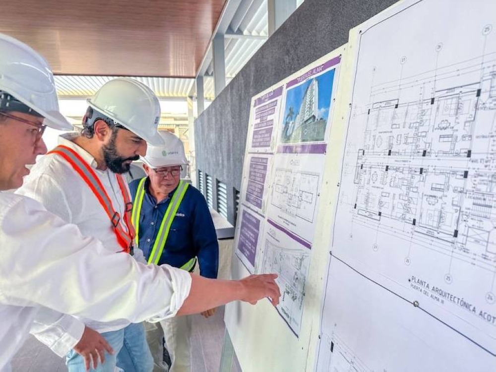 El director del OPAMSS, Luis Rodríguez, supervisa un edificio en construcción.,image_description: