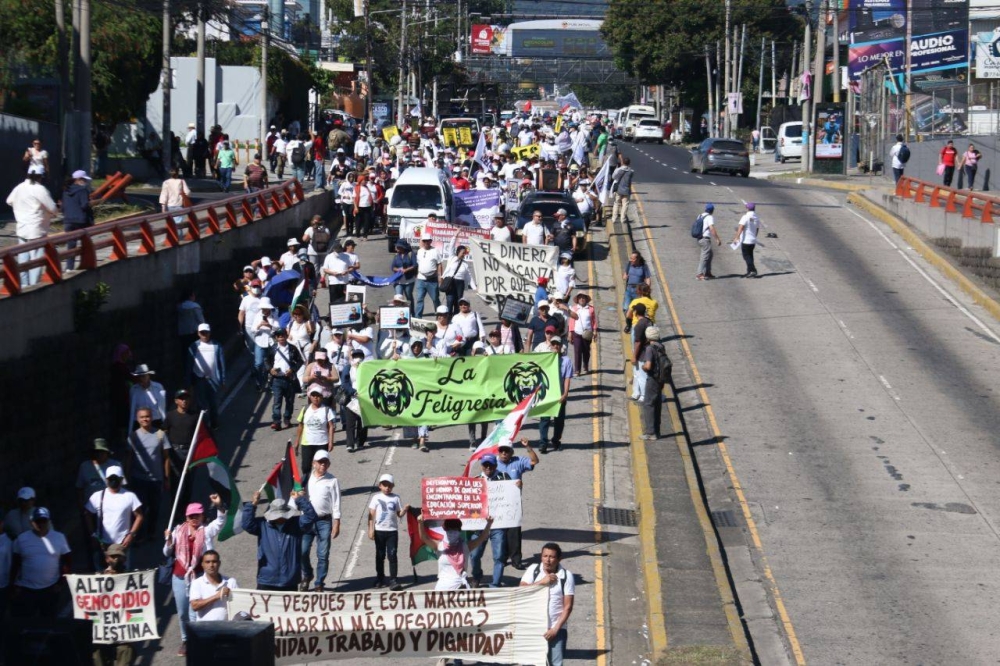 La segunda marcha blanca partió de la plaza Salvador del Mundo de San Salvador./ Lisbeth Ayala