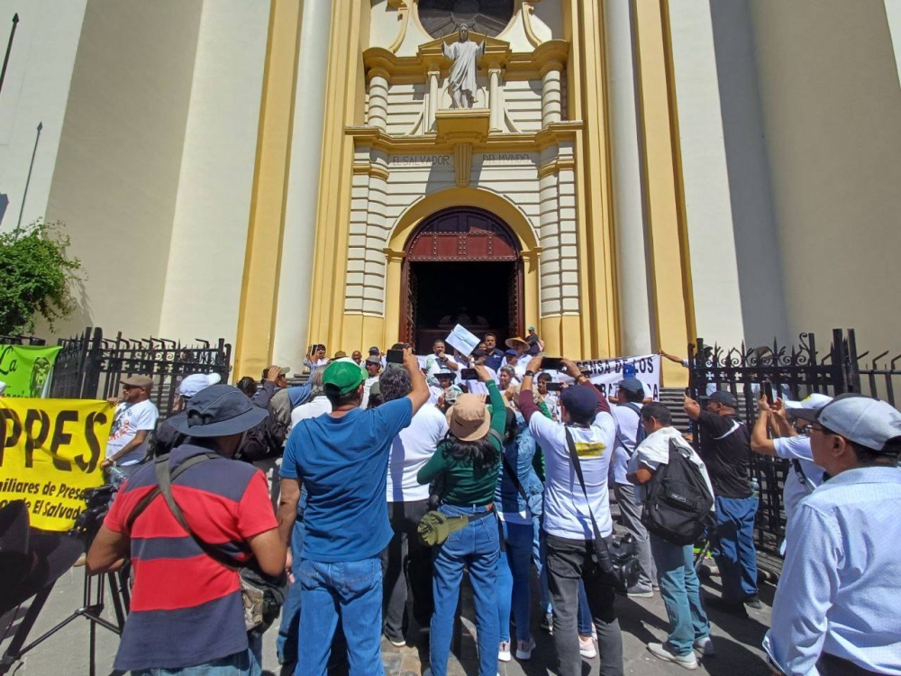 Inicialmente la marcha terminaría frente al parque Cuscatlán, pero se extendió hasta el centro en solidaridad con los vendedores que han sido removidos de sus puestos. / Jessica Guzmán. 