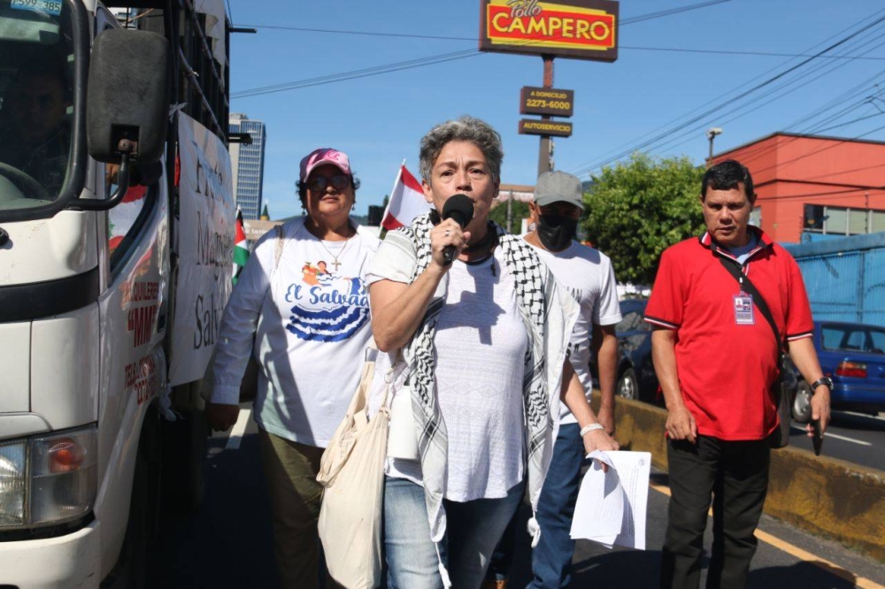 Idalia Zúniga, sindicalista del Frente Magisterial Salvadoreño y maestra despedida el mes pasado por participar en la primera marcha, lideró el recorrido de este sábado. /Lisbeth Ayala.