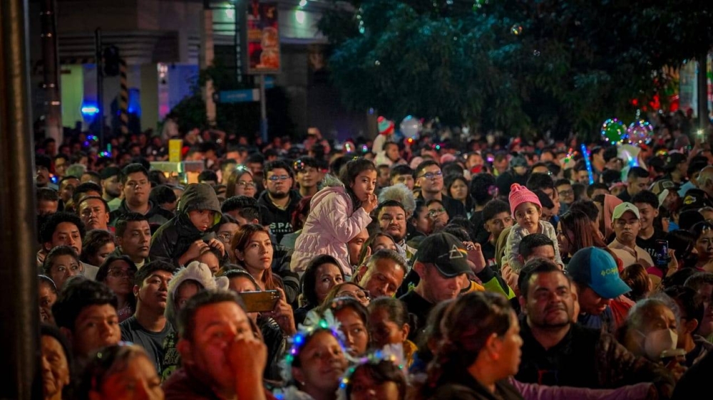 Cientos asistieron al encendido del árbol de Navidad en la plaza Salvador del Mundo. / Cortesía. 