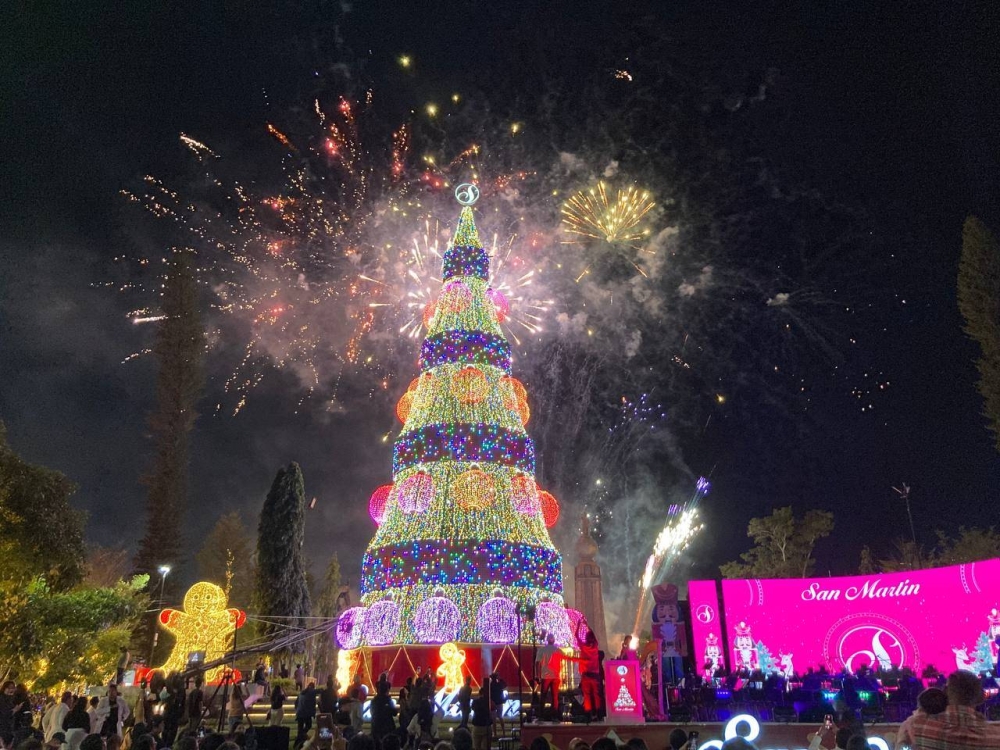 Cientos de salvadoreños asistieron al encendido del árbol de Navidad en la plaza Salvador del Mundo este sábado. / Jhoel Díaz. ,image_description: