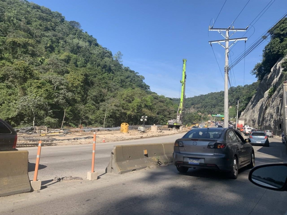 El MOPT hacía trabajos con una perforadora, por lo que debían cerrar los carriles hacia San Salvador. / Yolanda Magaña. 