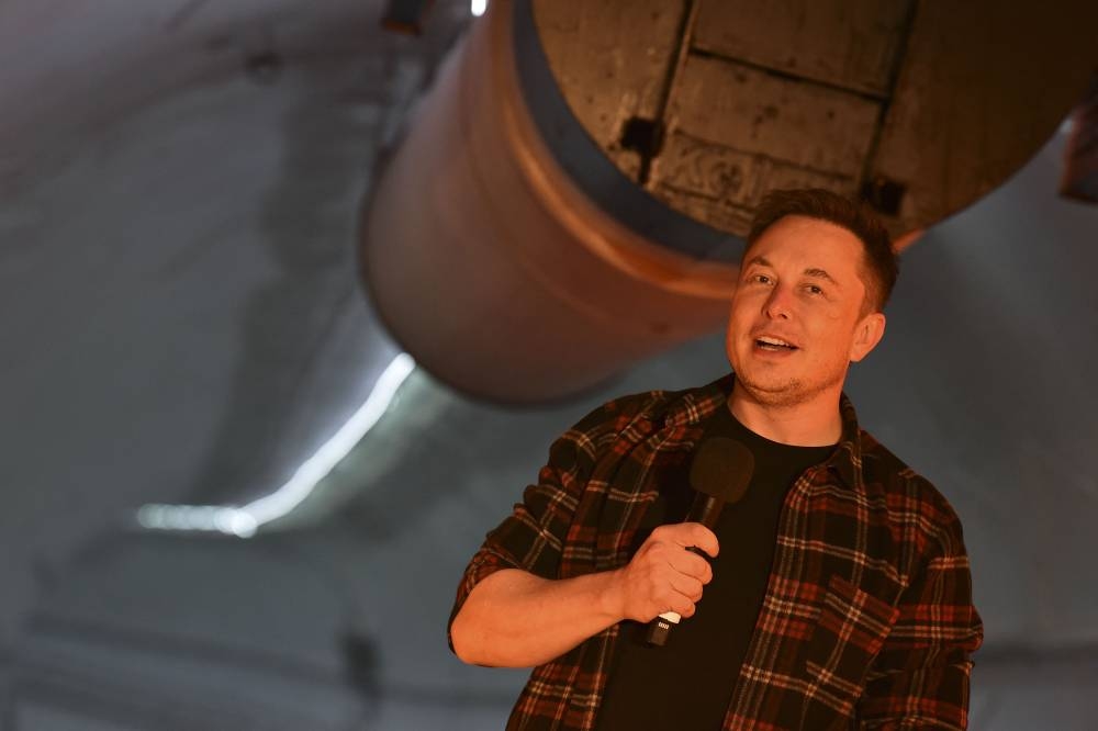 Los detractores critican su complejidad y elevado costo. /AFPn,image_description:Elon Musks The Boring Company Unveils Test Tunnel In California