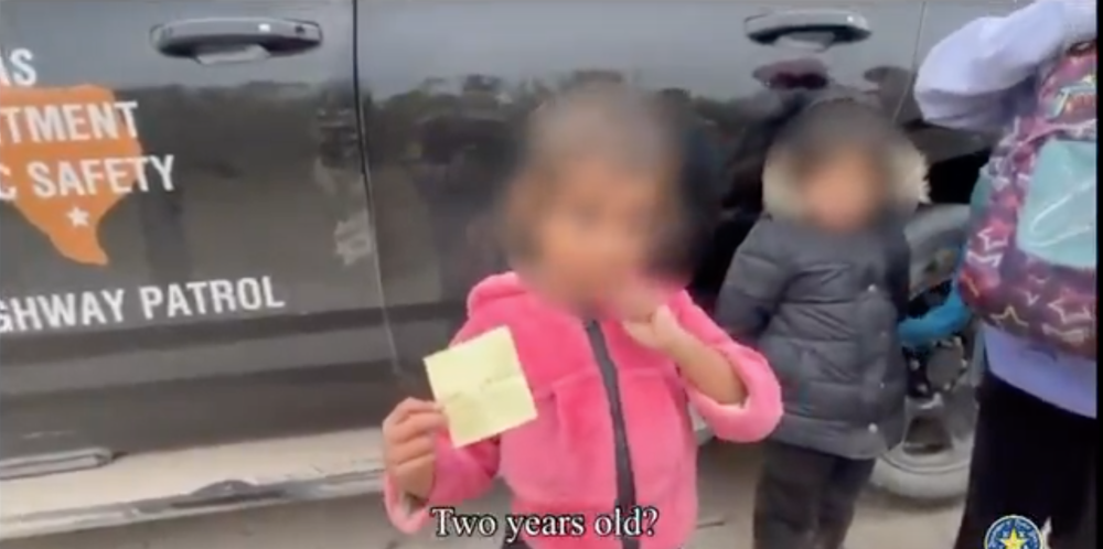 Una niña salvadoreña de 2 años de edad llegó sola a la frontera sur de Estados Unidos, según el departamento de Seguridad Pública. ,image_description: